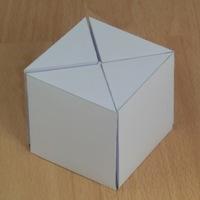 cinco pirámides cuadradas en un cubo