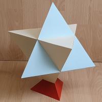 octaedro estrelado no pedestal