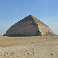 Piramide piegata