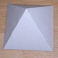 pirámide imperfectas modelo de papel