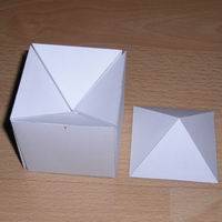 seis pirámides cuadrada en un cubo