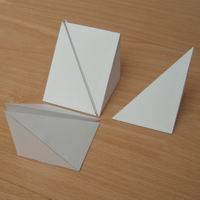 seis pirámides triangular en un cubo