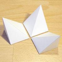 tres pirámides en un cubo